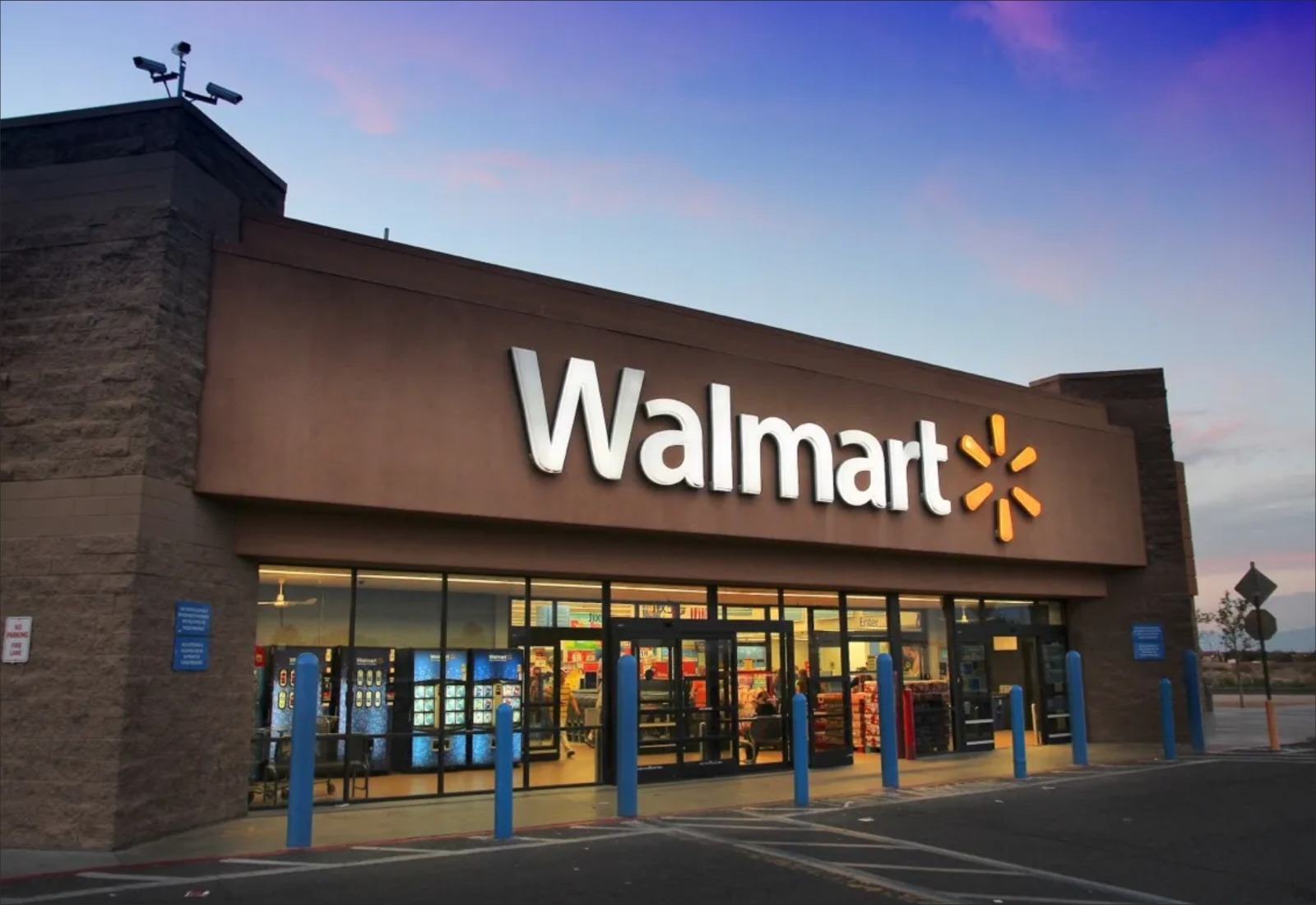 Retail store with UNV Digital Signage Display