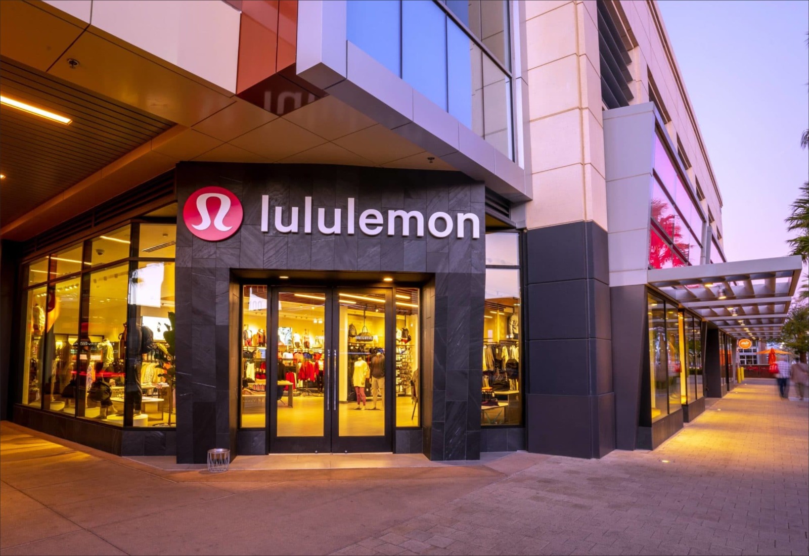 Retail digital signage display